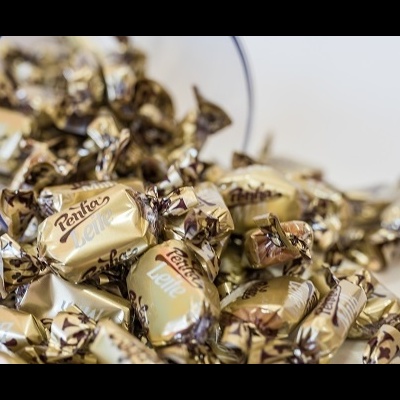 Balas embaladas douradas 