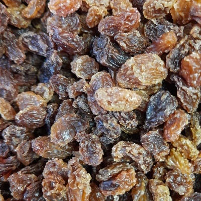 Passas secas castanhas com textura rugosa