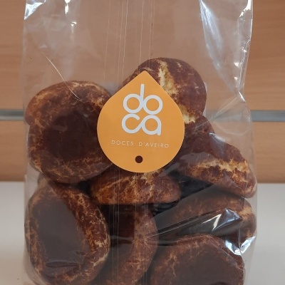 Pacote transparente com biscoitos redondos e etiqueta amarela 'DOCES D'AVEIRO'.