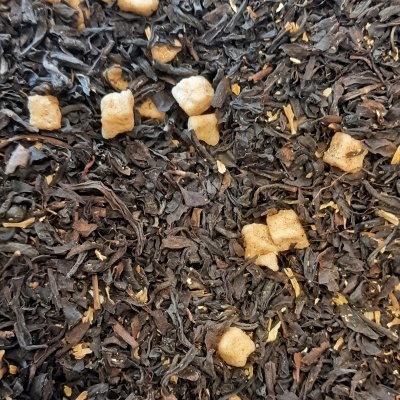 Mistura de chá preto seco com pequenos pedaços bege