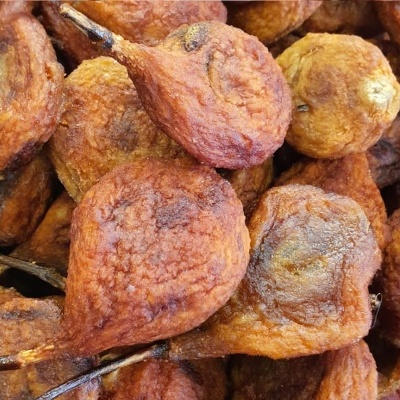 figos secos castanhos avermelhados com textura enrugada