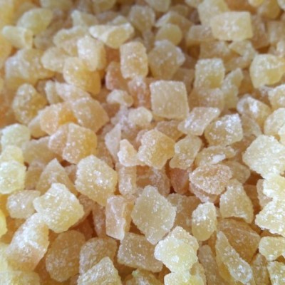 Cubos de gengibre cristalizado açucarado