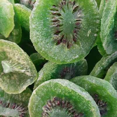 Rodelas de kiwi desidratado verdes com sementes escuras