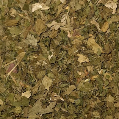 Folhas secas picadas de ervas em várias tonalidades de verde e castanho