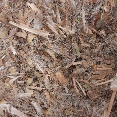 lasca e fibras de madeira em tons castanho e bege para jardinagem