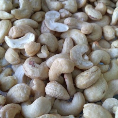 Cajus crus de cor bege clara sobre superfície branca