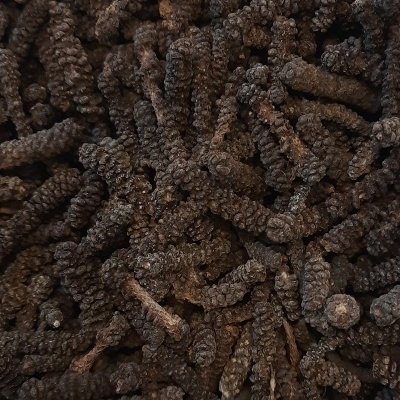 Pimenta longa preta seca, textura enrugada, cor castanho escuro e preto