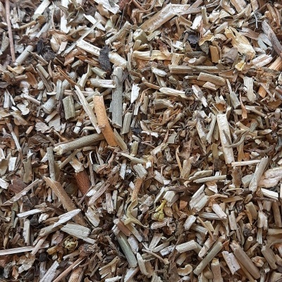 Mistura de ervas secas em tons castanhos e verdes