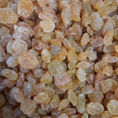 Passas douradas ambar com textura enrugada