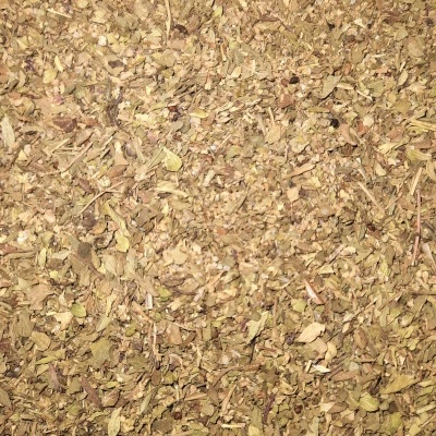 Ervas secas picadas de várias cores e texturas sobre fundo neutro