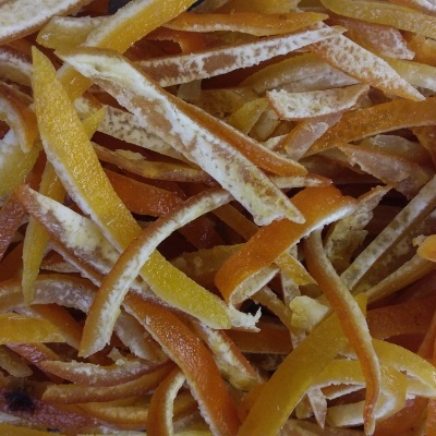 Cascas de laranja desidratadas secas e finas