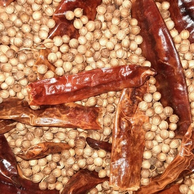 Bagas de coentro secas e pimentos vermelhos secos misturados