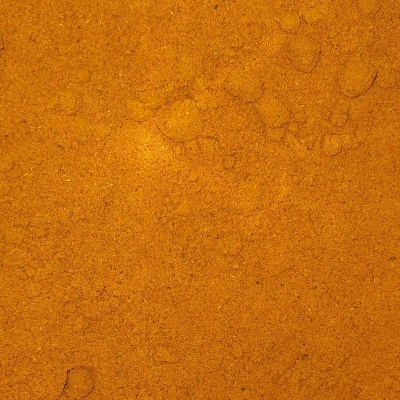 Pó de especiaria laranja, textura fina e granulada