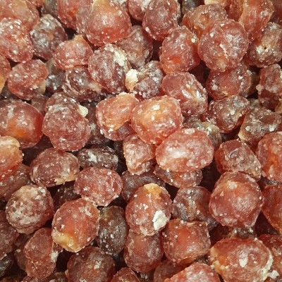 Pedras ou cristais castanhos com textura esbranquiçada