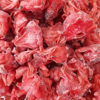 Flores de rosela desidratadas vermelhas com textura rugosa