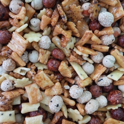 Mix de snacks asiáticos variados com bolinhas e peças crocantes em tons dourados e bege