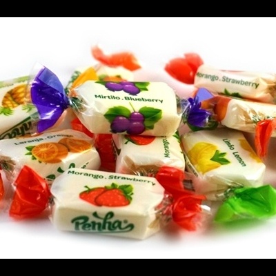 Rebuçados embalados com várias cores e imagens de morango e mirtilo