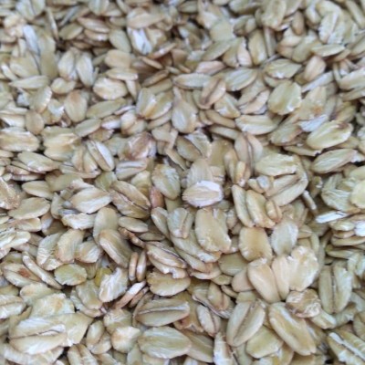 Flocos de aveia bege claros. 