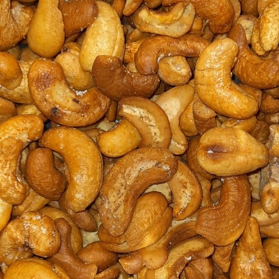 Castanhas de caju em várias tonalidades de castanho claro a escuro