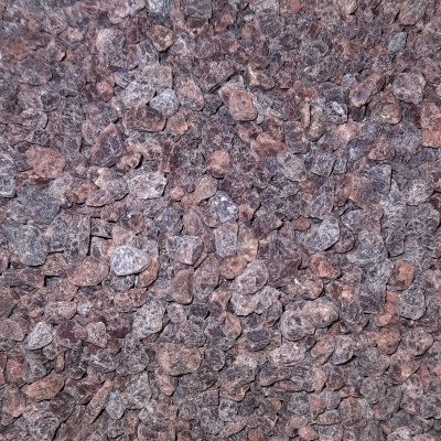 Pequenas pedras decorativas castanhas e cinzentas com textura rugosa