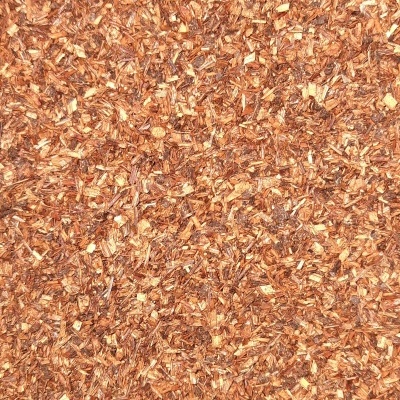 Serradura fina e seca em tons castanho claro e avermelhado