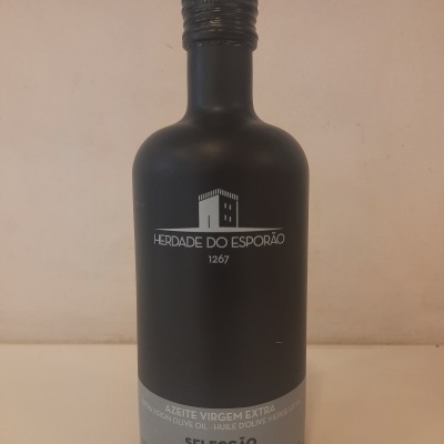 Garrafa preta fosca de azeite virgem extra com rótulo cinza e texto branco