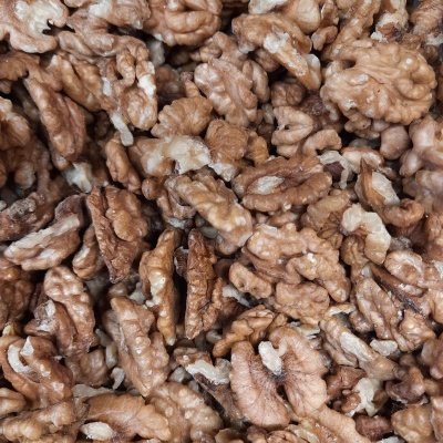 Nozes descascadas castanho claro com textura rugosa