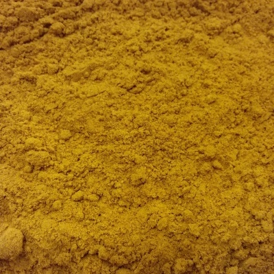 Pó amarelo granulado em close