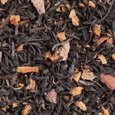 Mistura de chá preto com pedaços de casca e ingredientes naturais