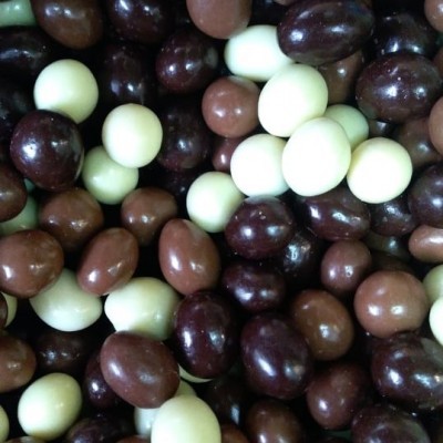 Amêndoas cobertas de chocolate em branco, ao leite e preto