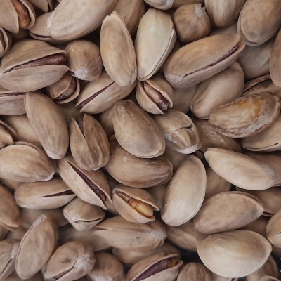 Amêndoas com casca castanha clara empilhadas