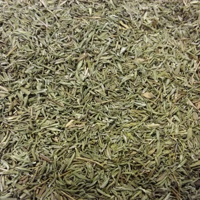 Folhas secas de alecrim em tons verdes e castanhos com textura seca