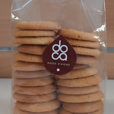 Pacote transparente com bolachas redondas e rótulo 'do a doca DOCES D'AVEIRO'
