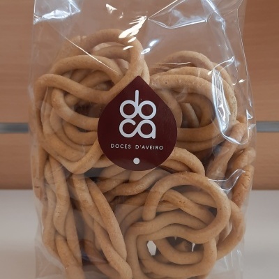 Pacote transparente de doces rústicos tradicionais com etiqueta marrom 'doa DOCES D'AVEIRO'