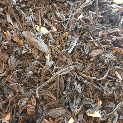 Mistura de chá preto com ervas secas e flores castanhas