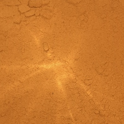 Pó fino alaranjado com textura irregular