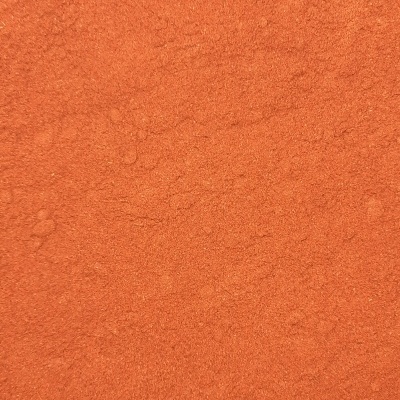 Pó fino laranja-avermelhado granuloso