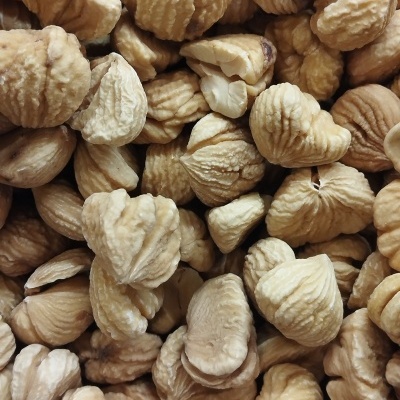 Figos secos bege claro e castanhos com textura enrugada