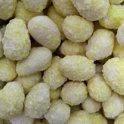 Doces amarelo-pálidos com revestimento de açúcar granulado