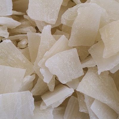 Flocos brancos translúcidos com textura áspera empilhados