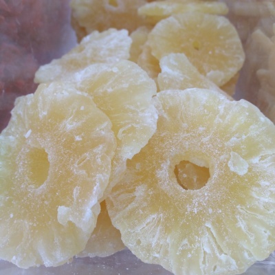 Rodelas de ananás desidratado amarelo claro em embalagem transparente