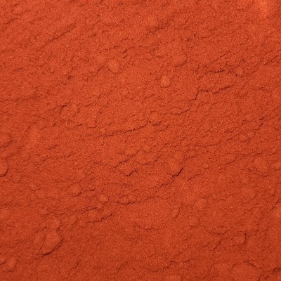 Pó laranja-avermelhado com textura granulada
