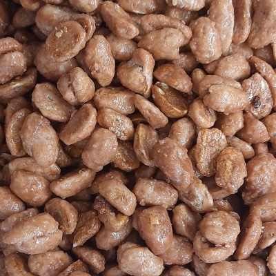 Amêndoas cobertas por açúcar cristalizado castanho claro