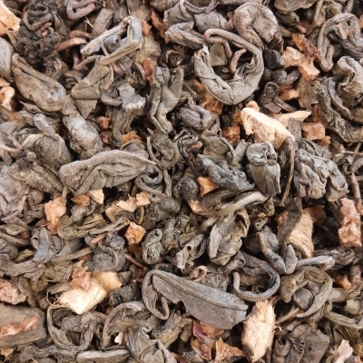 Folhas secas de chá verde com gengibre seco.