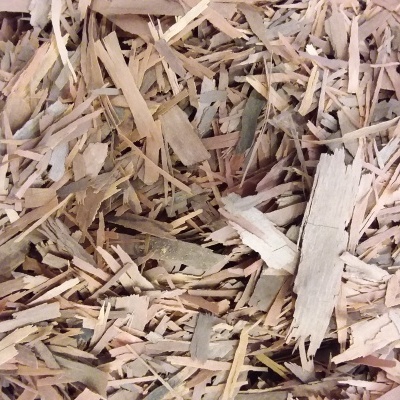 Aparas de madeira castanho claro espalhadas em superfície plana