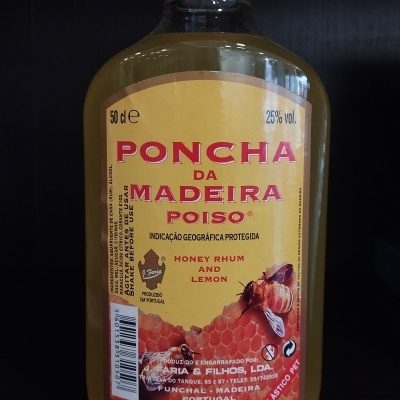Garrafa de Poncha da Madeira Poiso com rótulo amarelo, texto vermelho e amarelo, 50cl e 25% vol.