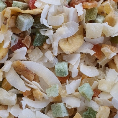 Mistura de frutas secas e cristais coloridos em close-up