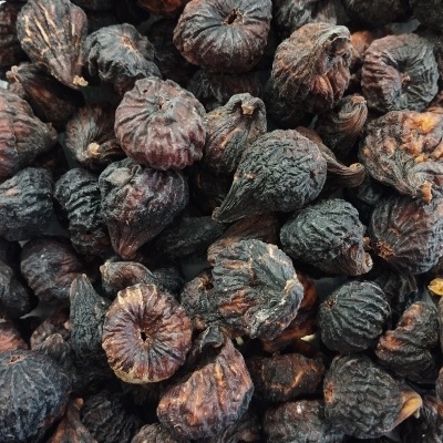 Frutos secos escuros e enrugados agrupados