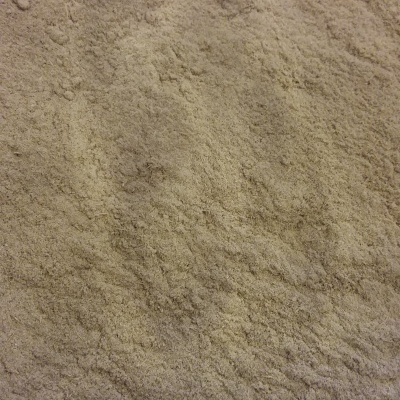 Pó bege claro fino com textura granular