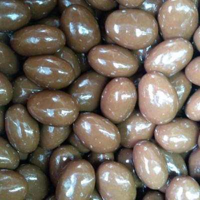 Amêndoas cobertas de chocolate brilhante marrom